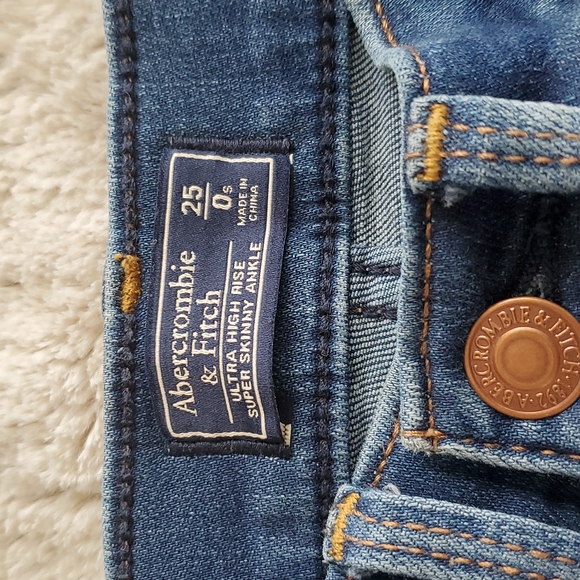 Abercrombie & Fitch High Rise Red Stripe Stretchy Raw Hem Skinny Jeans Size 0 - Picture 3 of 5